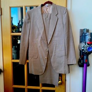 Mens custom Baron Kays Taylor suit light weight fabric in perfect condition